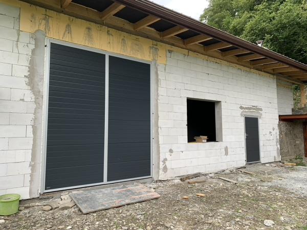 Dvojkrídlová garážová brána ETILA WIND | pruhovaný panel | bežné farby 2