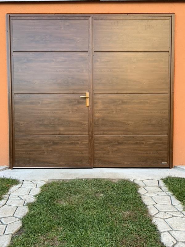 Dvojkrídlová garážová brána ETILA WIND | hladký panel | drevoimitácia 1